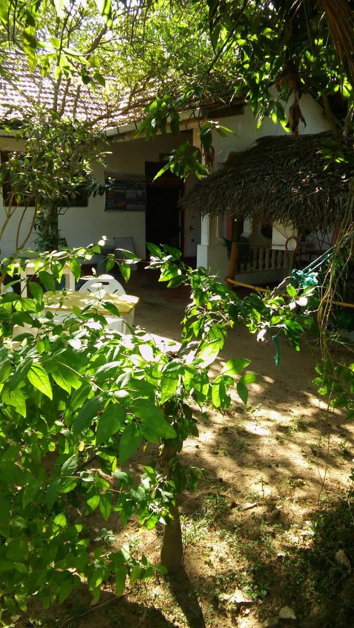 Thevindu Guest & Redmud Resturent Banduramulla Extérieur photo